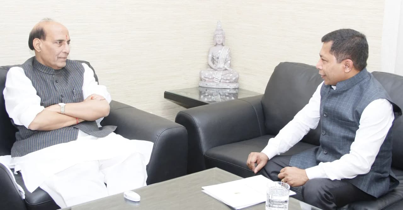 The Chief Minister of Meghalaya, Dr. Mukul Sangma calling on the Union Home Minister, Shri Rajnath Singh, in New Delhi on November 01, 2015